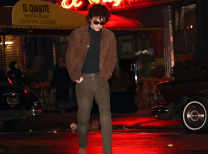 timoth e chalamet channels bob dylan on set of a complete unknown