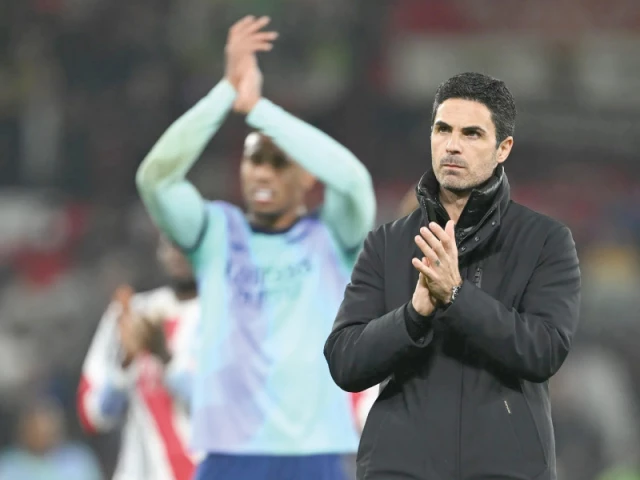 mikel arteta manager of arsenal acknowledges the fans after the draw during the premier league football match at manchester united photo afp mikel arteta manager of arsenal acknowledges the fans after the draw during the premier league football match at manchester united photo afp