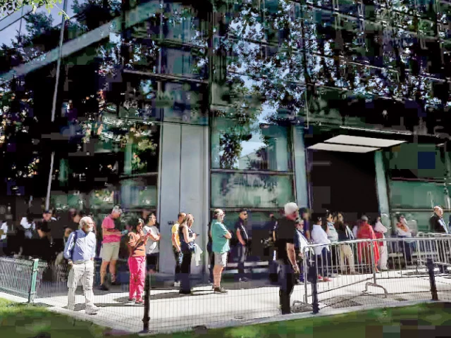 people queue to pay tributes to designer giorgio armani in milan photo reuters people queue to pay tributes to designer giorgio armani in milan photo reuters