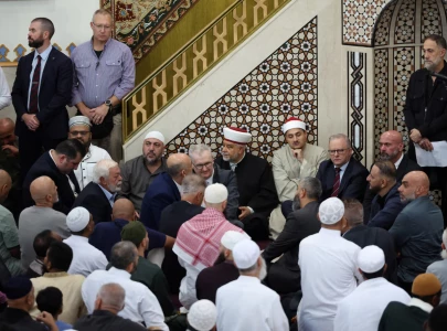 australian mosque protesters heckle pm albanese over israel stance