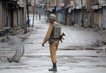 five hurt in indian kashmir grenade attack