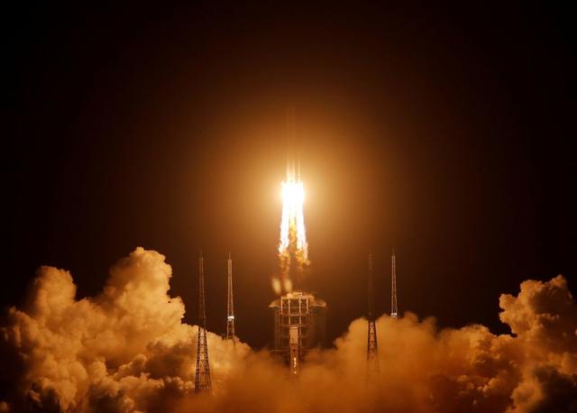 the long march 5 y5 rocket carrying the chang e 5 lunar probe takes off from wenchang space launch center in wenchang hainan province china november 24 2020 photo reuters