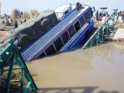 road tragedy 3 drown as bus plunges into river road tragedy 3 drown as bus plunges into river