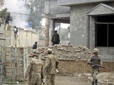 brazen attack suicide bombers storm police building in di khan