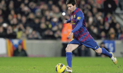 football barcelona close in on real football barcelona close in on real