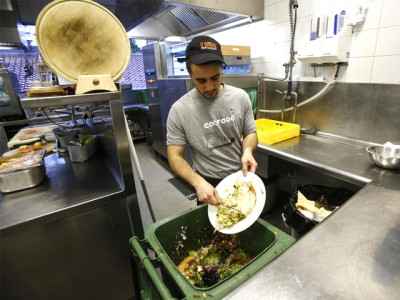 why is pakistan s affluent class so ashamed of getting extra food packed at a restaurant