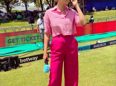 watch zainab abbas falls during commentary in sa20 watch zainab abbas falls during commentary in sa20