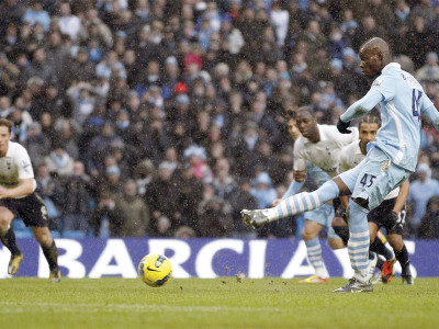 football late balotelli penalty helps city down spurs