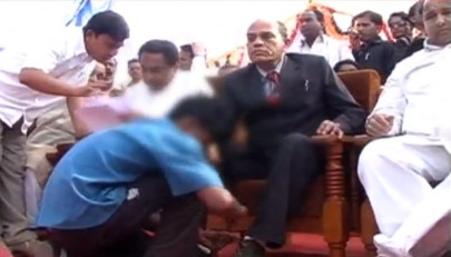 indian minister tied up in shoelace row indian minister tied up in shoelace row