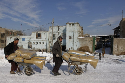 afghans hit by food price hikes as pakistan shutdown bites