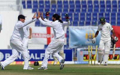 second test resilient england restrict pakistan at 256 7