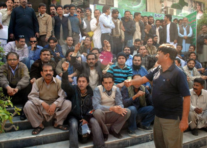 in solidarity nadra staff goes back to work today after day s strike