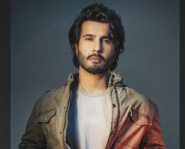 feroze khan apologises for leaking private information of fellow artists