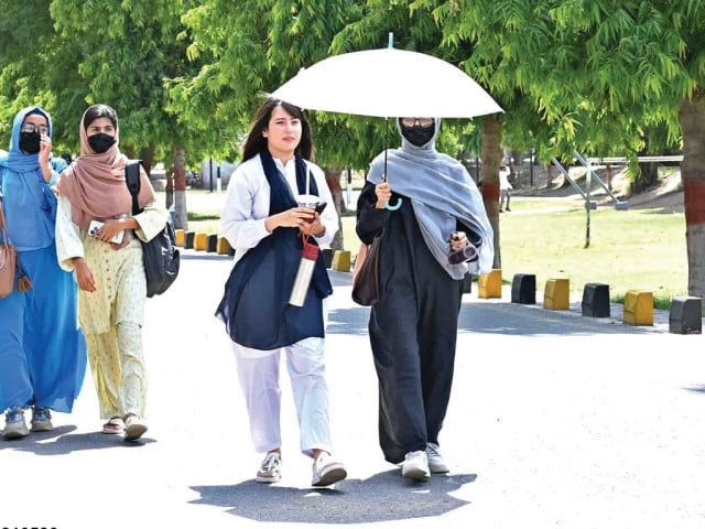 students in sargodha make their way home under umbrellas amid scorching heat photo app students in sargodha make their way home under umbrellas amid scorching heat photo app