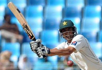pakistan 222 2 at close on day 2 of third test