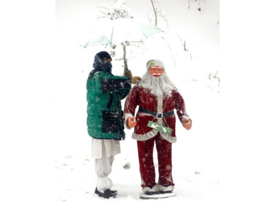 as it snows people turn to murree