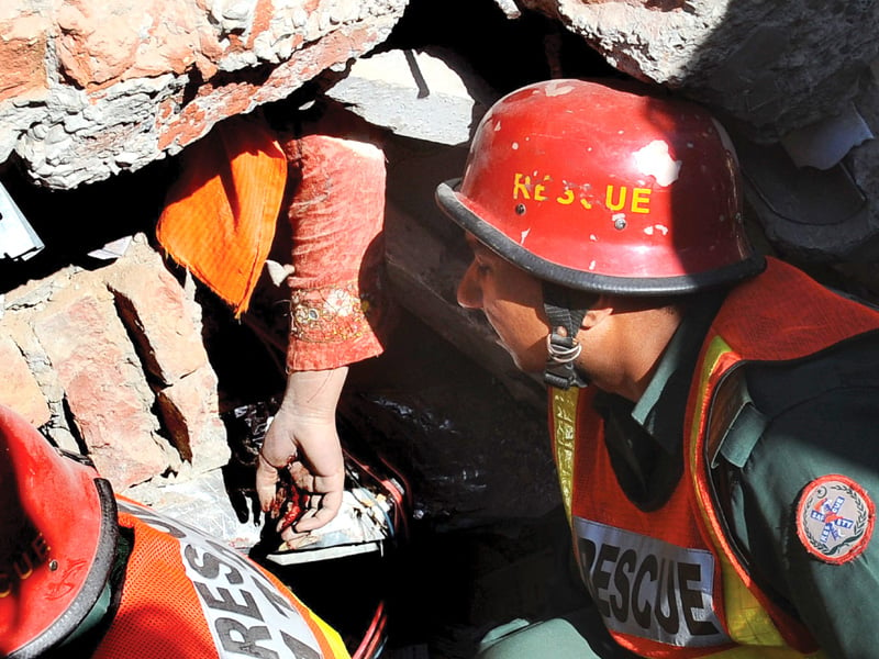 tragedy lahore building collapse kills 14