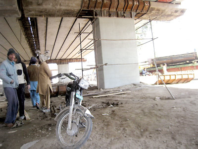 chandni chowk flyover couple injured by falling construction material