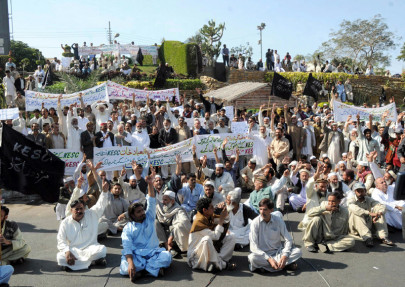 kesc workers bring families to protest