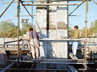 labour conditions workers build flyover without safety net