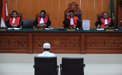 bali bombings umar patek s trial begins in indonesia