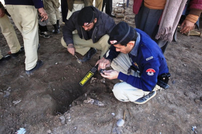 peshawar blast five hurt in grenade attack on police convoy