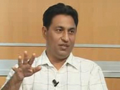 university tussle su faculty and administration resort to petitions and firs