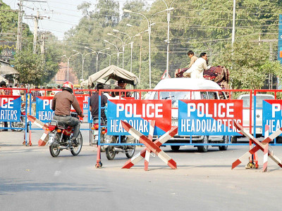 traffic problems remove barriers in front of govt offices orders lhc