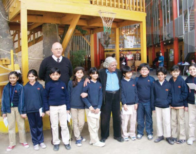 starting early grade 4 students discuss art