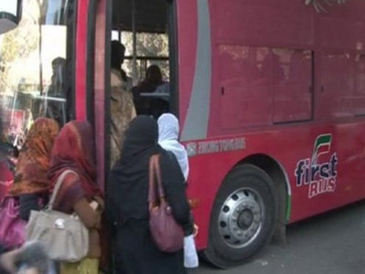 i was on a bus in karachi when a helpful lady tried to steal my belongings