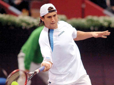 tennis ferrer eases into 2nd round