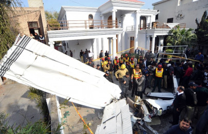 training aircraft crashes in model town area of lahore