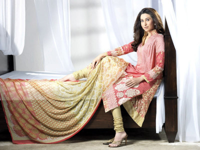 karisma kapoor upping the lawn game karisma kapoor upping the lawn game