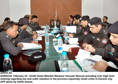 police to get 5 500 more men 200 mobiles to tackle street crime