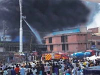 fire engulfs paint factory on multan road