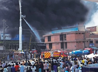 fire engulfs paint factory on multan road