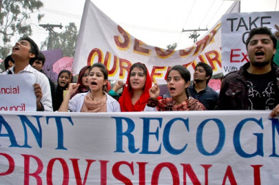 failed students resume street protests