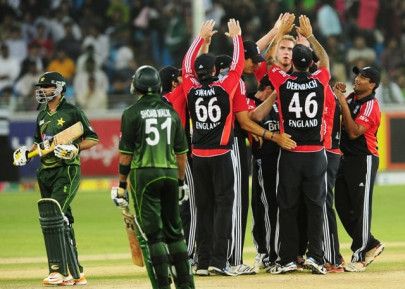 england retain top ranking as south africa stumble