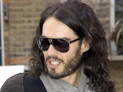 arrest warrant issued against russell brand arrest warrant issued against russell brand