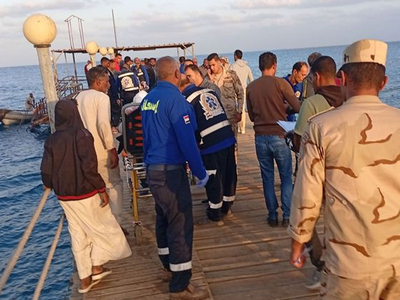 17 missing after red sea tourist boat capsizes