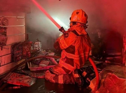 toy warehouse fire extinguished