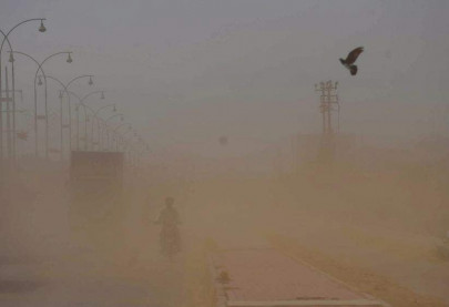dust storm in karachi causes closure of airspace