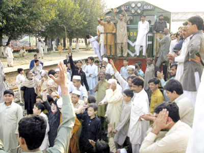 not khushhaal not express passengers beaten up for protesting three day delay not khushhaal not express passengers beaten up for protesting three day delay