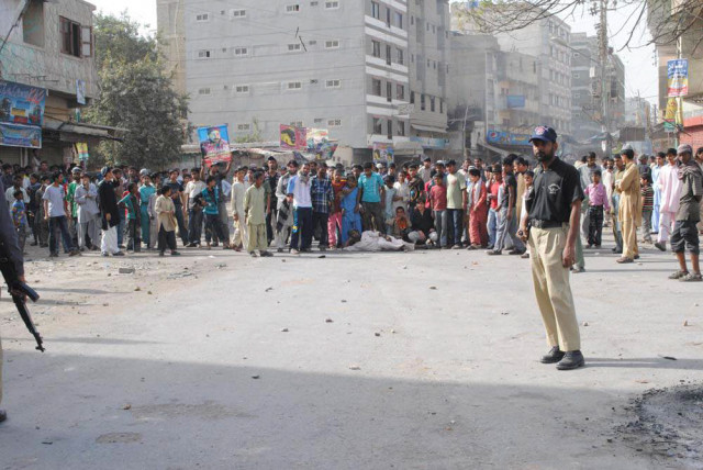 war lords tension in lyari as residents protest against operation war lords tension in lyari as residents protest against operation