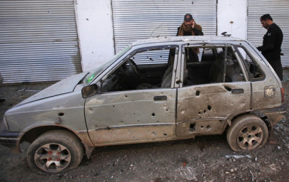 one dead 25 hurt in indian kashmir blast police