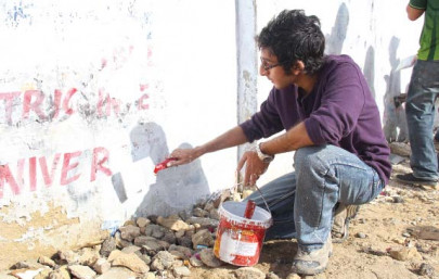 youngsters clean up walls in dha on pakistan day