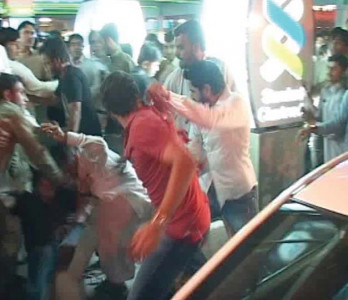 marred homecoming afridi shoves fan in total mayhem upon arrival marred homecoming afridi shoves fan in total mayhem upon arrival