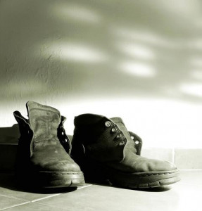 pakistan s sevadar deputy attorney general polishes shoes in india