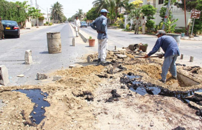 9 feet under scared labourers try to contain oil leak from pipeline in dha