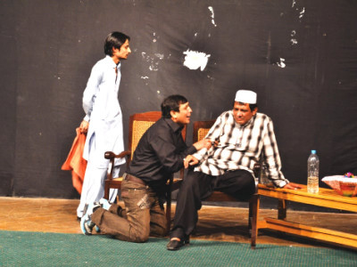 theatre performance punjabi play laaray bolday nain better received than expected